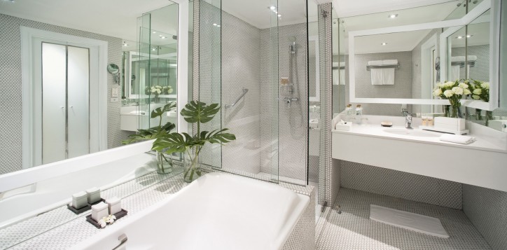 g-deluxe-room-bathroom-2-2