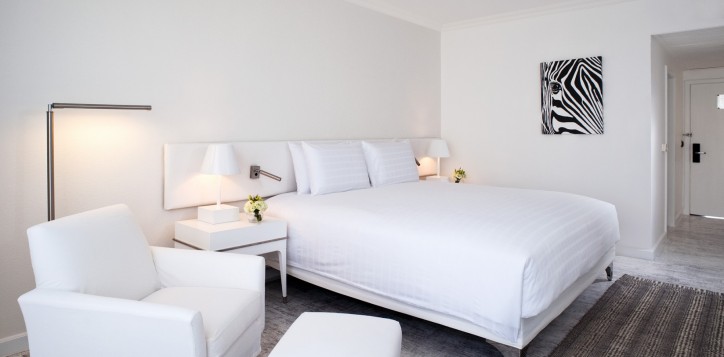 g-deluxe-room-interior-angle-2