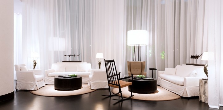 happy-lobby-seating-area-2