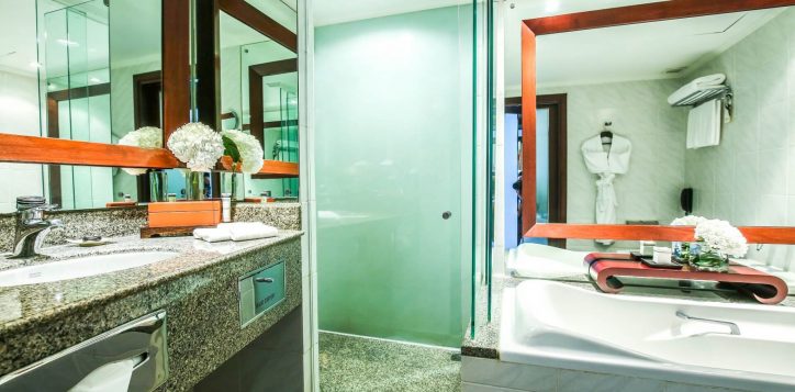 executive-room-bathroom-pullman-bangkok-2