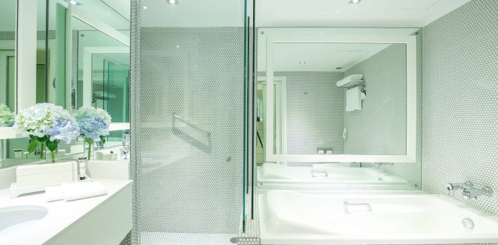 g-deluxe-bathroom-pullman-bangkok-2