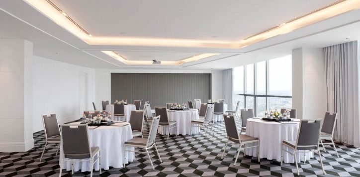 gallery-2-meeting-room-round-tables-pullman-bangkok-2